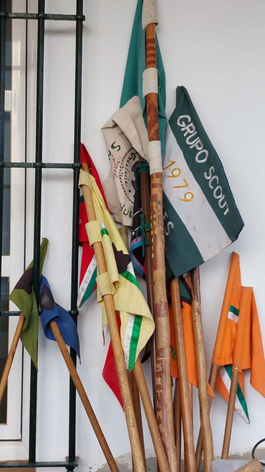 Pañoletas e insignias conservadas en el archivo del grupo